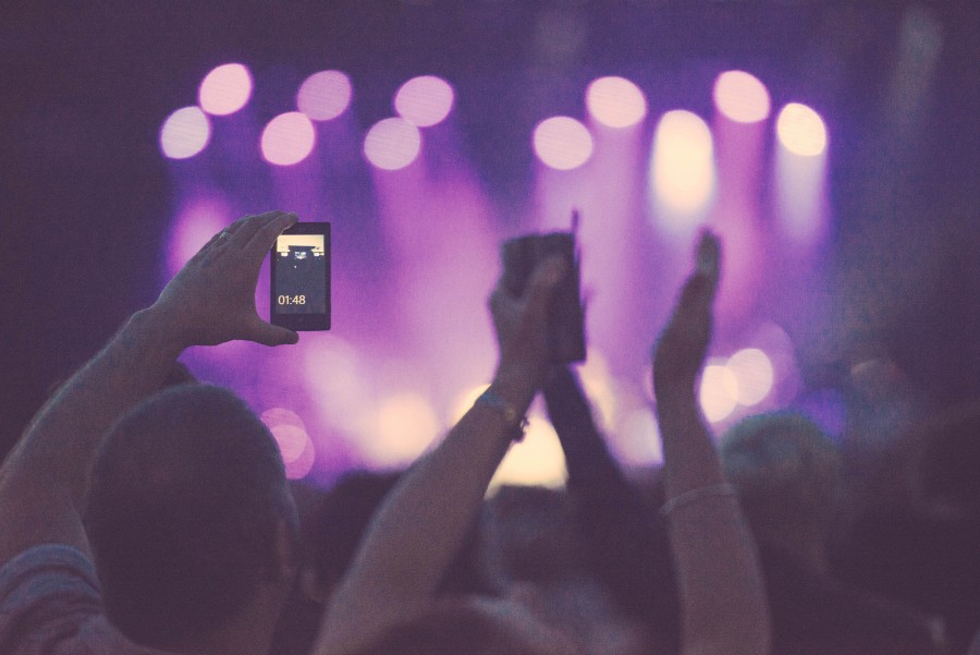 Audiência, Banda, fotografia, Concerto, comemorar, conectar, multidão, festival, móvel, pessoas, desempenho, telefone, vídeo, celular, filme, filmagens, luz, luzes, conceito, tecnologia,