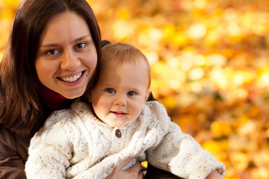 outono, duas pessoas, mãe, filho, exterior, jovem, adulto, 6 meses, olhar, câmera, close-up, latim, sorrizo,