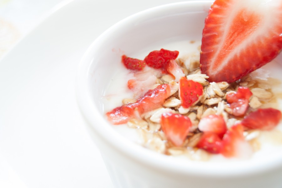 café da manhã, morango, morangos, frutas, granola, iogurte, copo, prata, fundo branco, cereais, cereais,