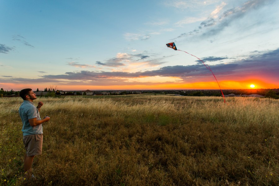uma pessoa, pessoas, homem, jovem, subir, pipa, jogo, diversão, campo, ao ar livre, fora, pôr do sol