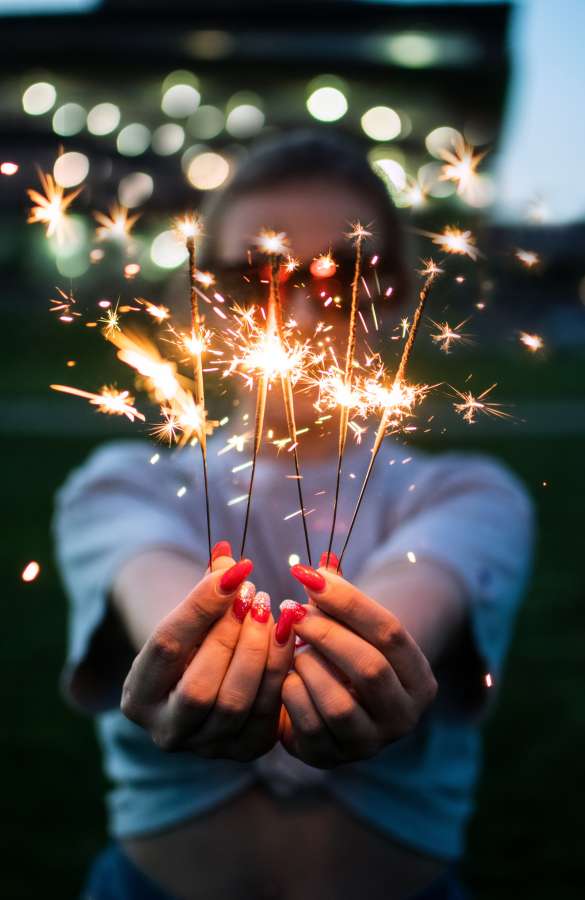 Sparkler, Mão, Unhas vermelhas, Fogos de artifício, Comemorar, Faísca, Fogo, Luz, Bokeh, Incrível, Estados Unidos, América, Unhas