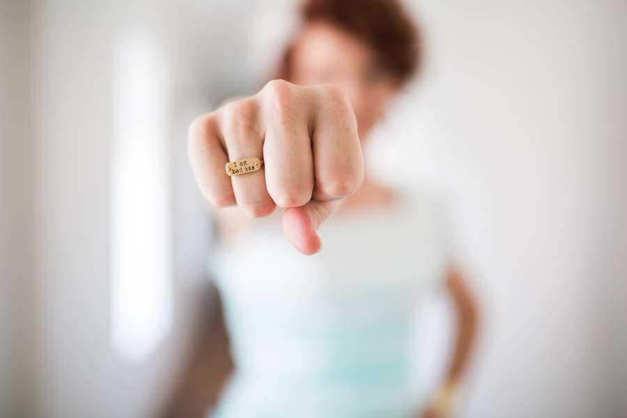 mulher, jovem, conceito, punho, mostrar, foco seletivo, mãos, força, poder, perfurador, anel, espetáculo, choque, poder da menina,