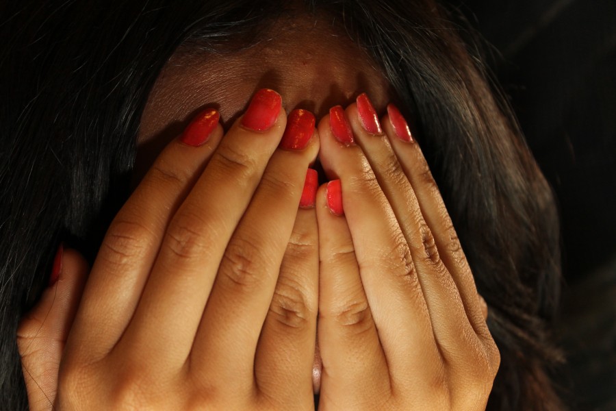 uma pessoa, pessoas, mulher, mãos, medo, gesto, terror, angústia, susto,
