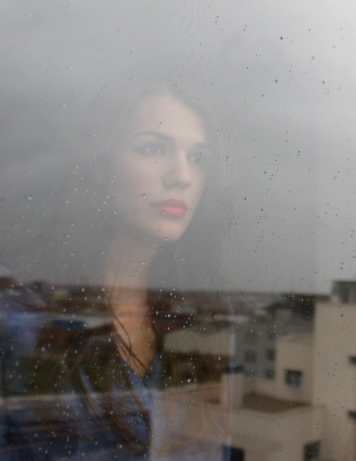 mulher, reflexão, janela, uma pessoa, pessoas, jovem, chuva, chuvoso, dia, gotas, beleza, 20 anos, tristeza, triste, melancolia, melancolia, coração partido