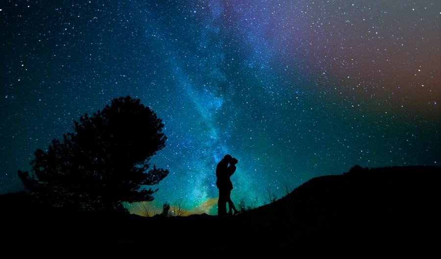 casal, ao ar livre, exterior, silhueta, universo, amor, abraço, céu, estrelas, via láctea, ilustração, estrelada, noite, noite, beijo, beijos,
