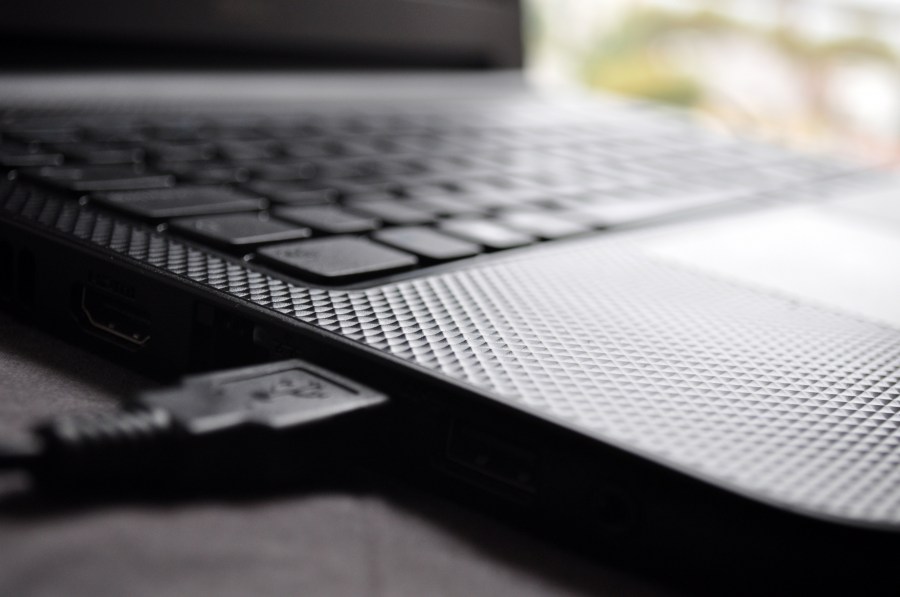 USB, Cabo, Conexão, Plug, Iluminado, Moderna, Ninguém, Computador portátil, Close-up, Reflexão, Simetria, Tecnologia, Tecnologia sem fio, Vertical, Computador portátil, Caderno, USB,
