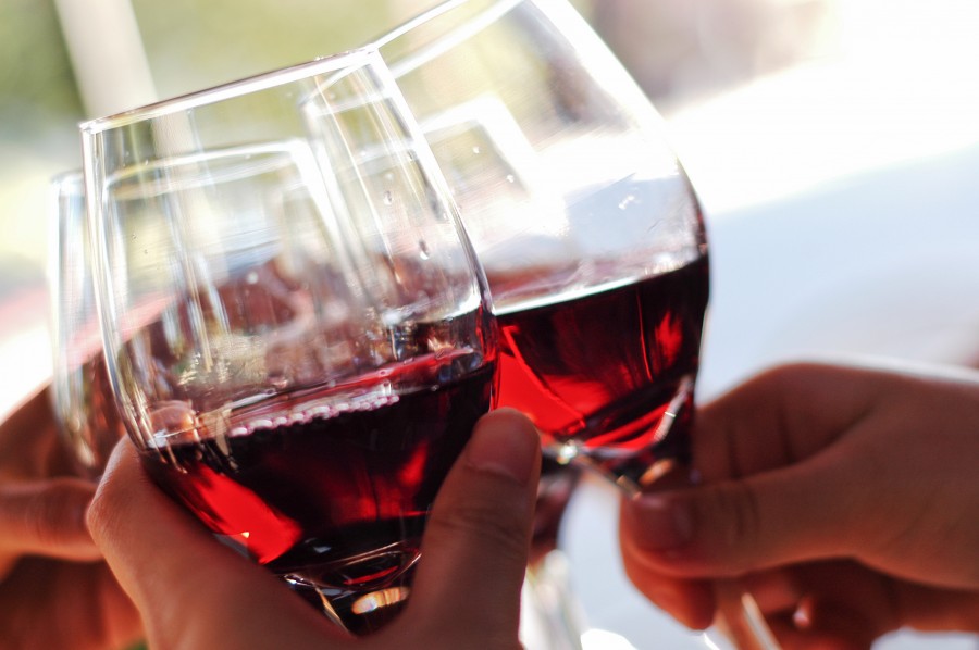copo, óculos, pessoas, brinde, brinde, celebração, celebração, vinho, alcoólatra, álcool, vista frontal, colisão, alegria, felicidade, feliz ano novo, feliz ano novo, ano novo, feliz 2017, 2017