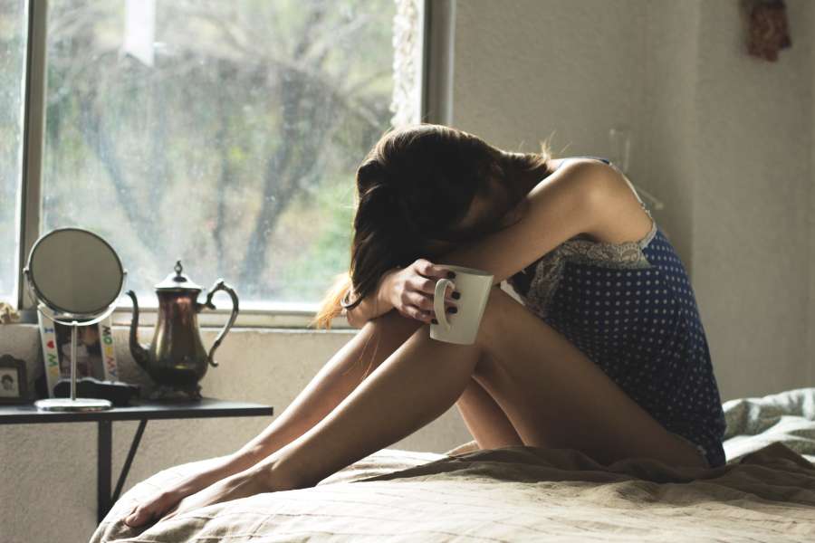 Mulher, Cama, Folhas, Bebida, Café, Copa, Sozinho, Grito, Frieza, Momento, Momento triste, Coração partido, Amor triste