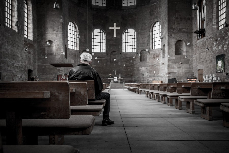 uma pessoa, pessoas, homem, igreja, religião, sentado, adulto, sênior, orar, orar, orar, fé,