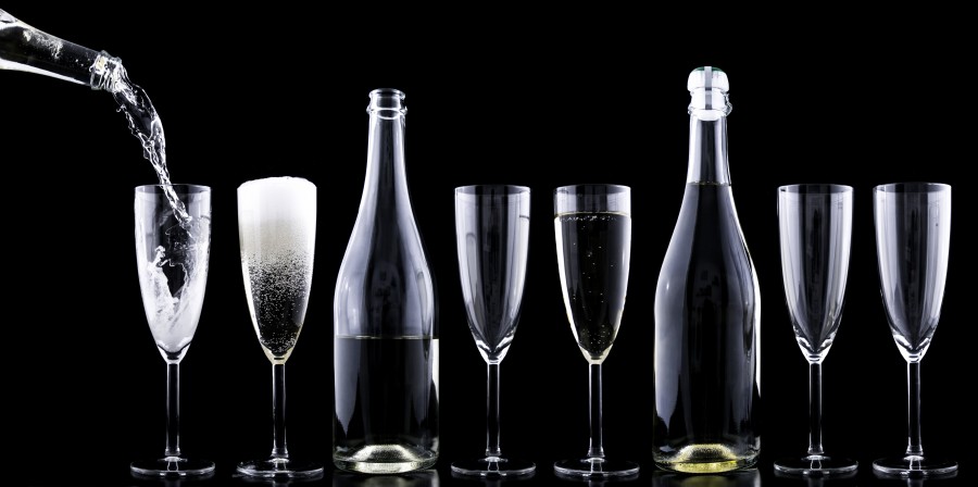 Champanhe, copos, garrafa, fundo preto, servir, bebida, espuma, espumante, ninguém, bar, festa, bebida alcoólica, bebida, cocktail,
