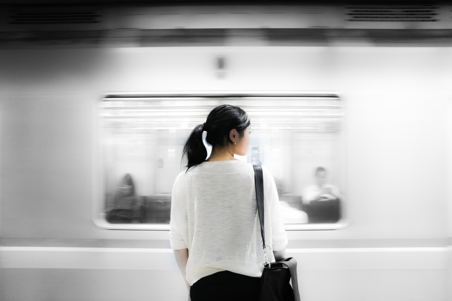 uma pessoa, pessoas, mulher, asiático, asiático, japão, trem, metrô, transporte, jovem, vista traseira, branco, moderno,