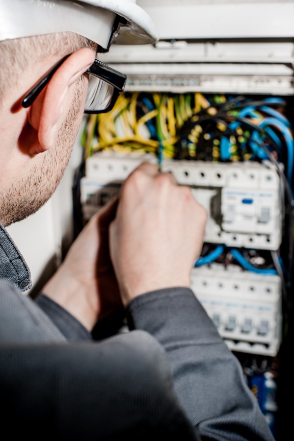 eletricista, trabalho, circuito, fiação, cabos, conexão, instalação, elétrica, eletrônica, placa, caixa, térmica, homem, uma pessoa, adulto, óculos, óculos,