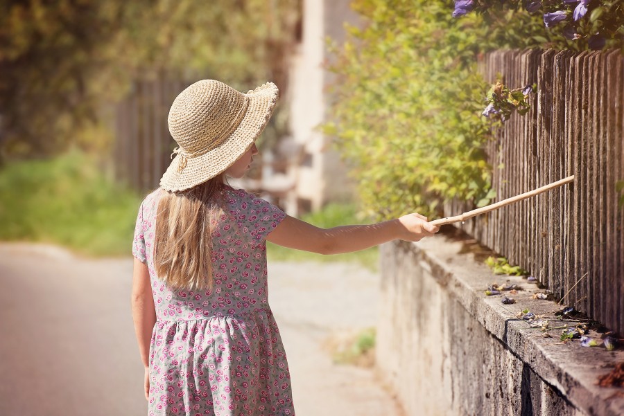 uma pessoa, pessoas, menina, 10, anos velho, vestido, ao ar livre, verão, caminhada, andar, caminhada, andar, conceito, exterior, dia, chapéu,