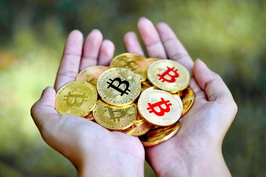 bitcoin, negócios, moeda, dinheiro, virtual, moeda, criptomoeda, digital, câmbio, criptografia, conceito, comércio, blockchain, ouro, economia, finanças, bancário, bit, dourado, criptografia, pagamento, eletrônico, financeiro, internet, mineração, dinheiro, banco, btc, plano de fundo, tecnologia, símbolo, mercado, pagamento, web, comércio, global, computador, investimento, comprar, internacional, comércio eletrônico, valor, anônimo, carteira, poupança, rede, moeda de bits
