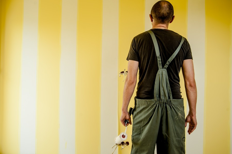 homem, adulto, pintor, pintar, pintar, interior, amarelos, rolo, atividade, decoração, pensar, dúvida, duvidoso, paredes,