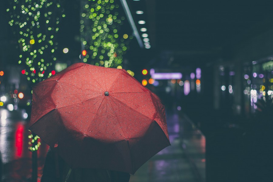 uma pessoa, pessoas, mulher, noite, guarda-chuva, guarda-chuva, primeiro plano, rua, urbano, chuva, mau tempo, vermelho,