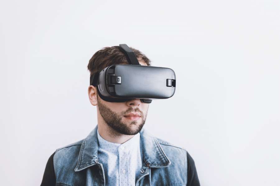 homem, homem, tecnologia, futurista, usando, realidade, dispositivo, vr, 3D, fone de ouvido, virtual, jovem, equipamento, óculos, adulto, óculos, gesticulando, profissão, entretenimento, profissional, ocupação, casual, carreira, apontando, negócios, digital, corporativo, estilo de vida, dia, local de trabalho, interior, roupas, jogos, inovação, sentado, inteligente, realidade virtual, contemporâneo, imersivo, jogos, um, gadget, elegante, elegante, lazer, escritório, comprimento, uso, azul, focado , pessoas, alta tecnologia, casa, vídeo, menino, ciberespaço, moderno, pessoa, óculos, escritório, confiante, interagindo, 40 anos, tecnologia sem fio, brincar, 40-44 anos, adulto maduro, diversão, experiência, computador vestível, caucasiano etnia, homem maduro, empresário, relógio de pulso, cortar, simulador de realidade virtual, visual, porém, homens, controle, cavalheiro, noite, cibernético, luz, bem vestido, japonês, chinês, vermelho, vestível, noite, visual, joystick, remoto, único, jogador, papelão, mão, três, computação, interior, estúdio, trimestre, sorrindo, lmobile, wi reless, diversão, meio, jogando, interior, sala, visão, ciência, gesto, simulação, expressão, chão, cinza, espantado, 20 anos, cabelo preto, parede, futuro, cara, contra, tecnologia, videogame, interativo, curtindo, inclinado bonito, atraente, negócio criativo
