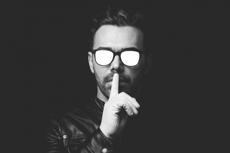 homem, jovem, pessoas, silêncio, gesto, um, preto e branco, fundo preto, 30 anos, close-up, óculos, óculos,