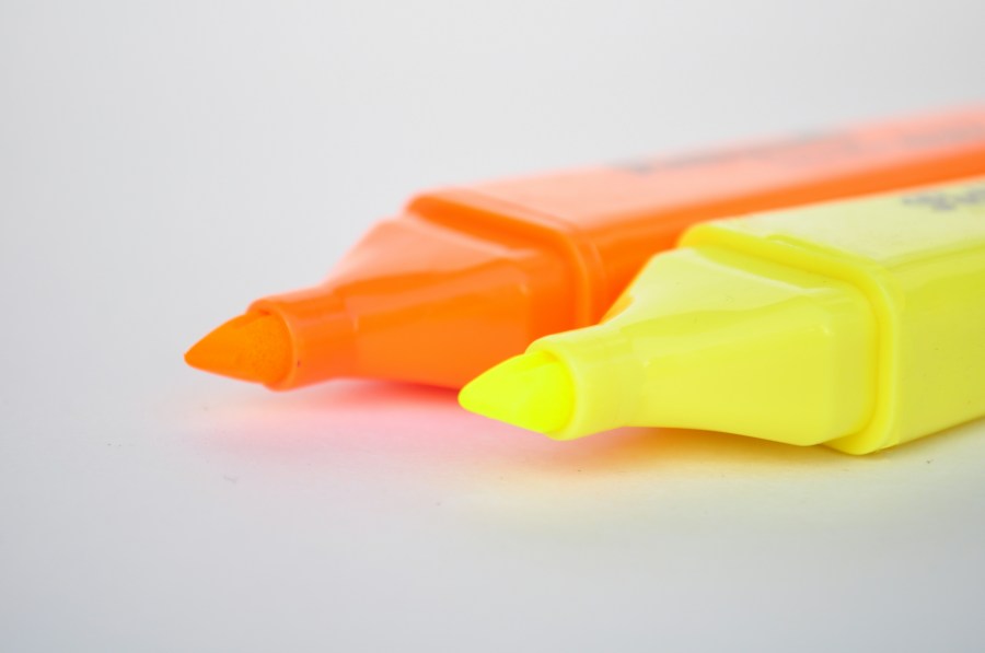 Fundo branco, estúdio tiro, recorte, dois objetos, marca-texto, marcadores, fluorescente, fluorescente, amarelo, laranja