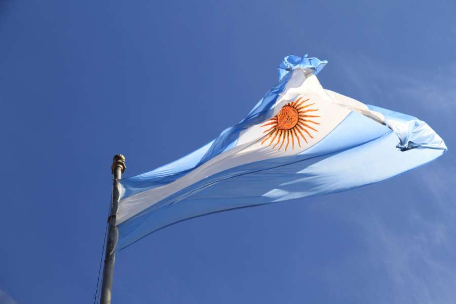 argentina, bandeira, patriotismo, símbolo, acenando, céu, nacional, azul, vento, país, pólo, branco, patriótico, ao ar livre, plano de fundo, nação, independência, exterior, governo, cultura, emblema, argentino, sinal, política, estado, identidade, nuvem, viagem, horizontal, luz solar, liberdade, quarto, unido, sol, ninguém, simbólico, soprando, bandeira da Argentina
