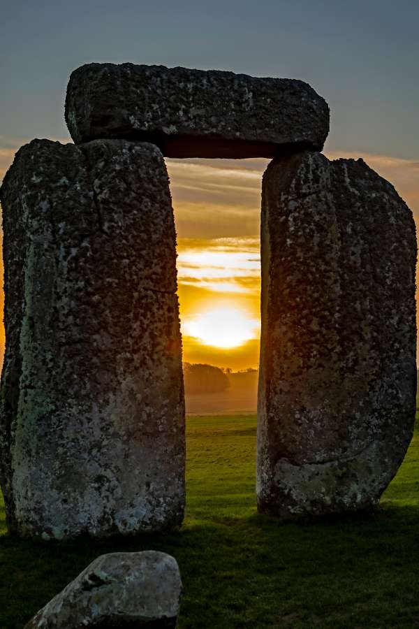 stonehenge, inglaterra, monumento, reino unido, pôr do sol, paisagem, pré-histórico, pedra, antigo, patrimônio, marco, céu, grã-bretanha, turismo, rocha, círculo, viagem, histórico, antigo, mistério, salisbury, henge, inglês, nascer do sol, unesco, europa, wiltshire, dramático, maravilha, sol, nuvens, grama, laranja, ruínas, cultura, pré-história, atração, reino unido, ao ar livre, local, solstício, noite, natureza, mundo, religioso, megálito, arquitetura, verão, amanhecer, reino
