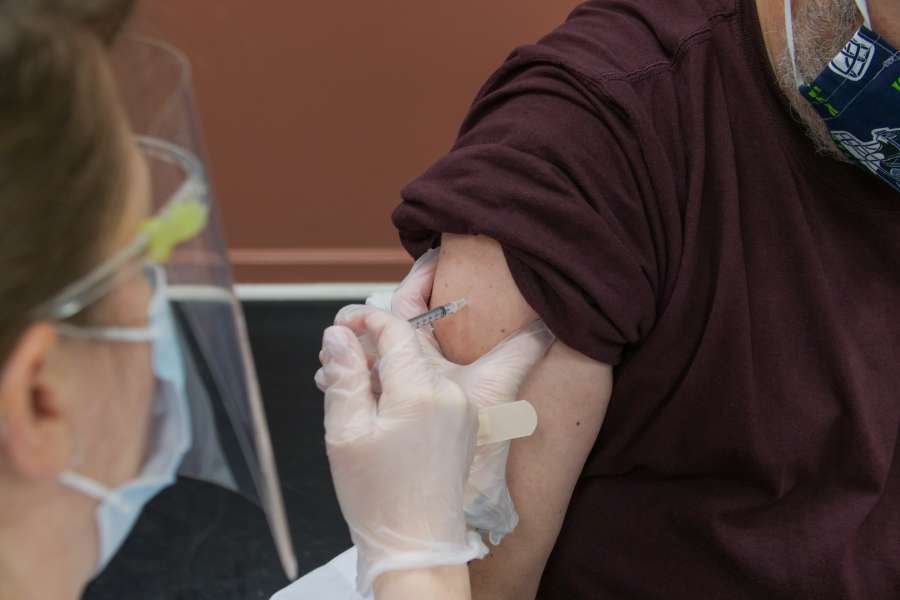 coronavírus, médico, médico, vacina, covid-19, paciente, prevenção, doença, gripe, medicamento, enfermeira, proteção, imunização, injeção, vacinação, doença, hospital, gripe, braço, clínica, pandemia, mulher, adulto, campanha, gesso, velado, vírus, vacinado, bandagem adesiva, saúde, saúde, jovem, receber, corona, senhora, fêmea, máscara facial, conceito, estúdio, plano de fundo, azul, intimidado 19, epidemia, grávida, tiro, gravidez, ombro, mão , injetando, diverso