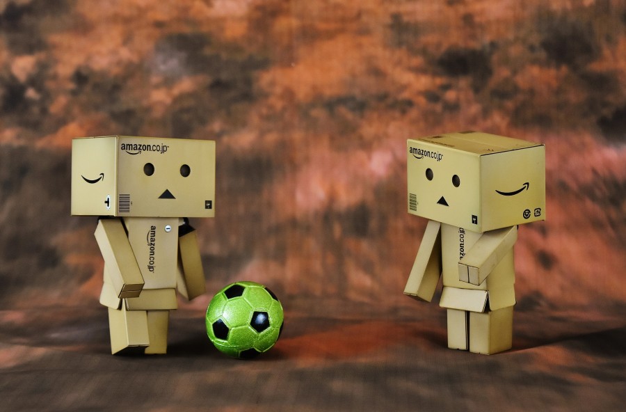 Danbos jogando futebol futebol, jogar, danbo, engraçado, jogador de futebol, esportes, jogadores de futebol, brinquedos, bola, bonito