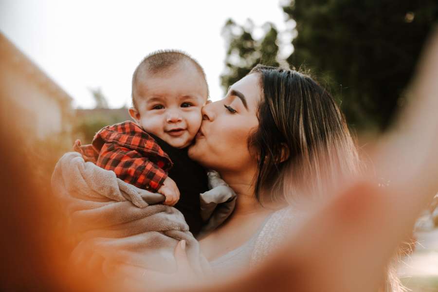 mãe, família, criança, filho, beijo, menino, amor, pai, mulher, jovem, criança, mãe, fêmea, fofa, cuidados, feliz, retrato, infância, menina, felicidade, pessoas, estilo de vida, pequeno, paternidade, bochecha, bebê, bela, sorriso, alegria, maternidade, diversão, caucasiano, juntos, adulto, sorrindo, mamãe, vínculo, filha, homem, relacionamento, natureza, ilustração, verão, rosto, ao ar livre, bochechas, carinho, desenho animado, parque