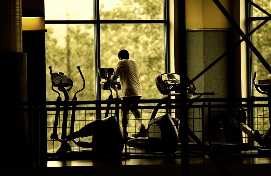 Uma pessoa, homem, trem, treinamento, dieta, ginásio, ginástica, corrida, corrida, esteira, vista frontal, interior, saúde, esporte