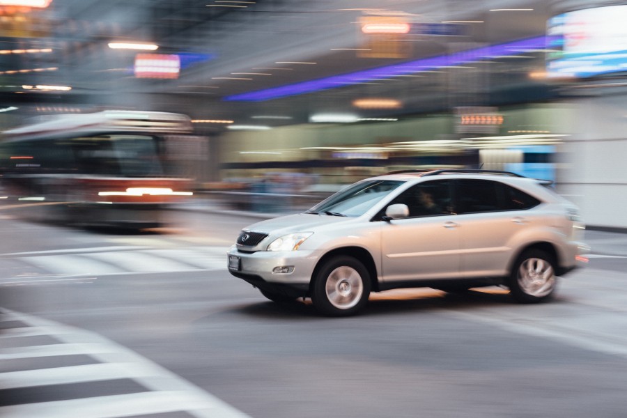 automático, carro, carro, van, cinza, cidade, urbano, velocidade, varrer, transporte, rua, fora de foco,