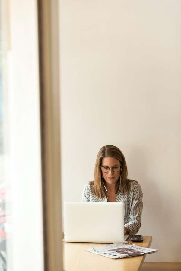 Mulher, Computador, Fêmea, Tecnologia, Laptop, Sentado, Caucasiano, Jovem, Menina, Internet, Notebook, Pessoa, Negócios, Trabalho, Comunicação, Atraente, Moderno, Pessoas, Trabalho, Bonito, Feliz, Digital, Sem fio, Escritório, Branco, Adulto, Conexão, Casual, Interior, Casa, Morena, Usando, Espaço para cópia, Casa, Bonita, Escrita, Branco, Aprendizagem, Laptop, Profissional, Trabalho, Tela, Mesa, Computador pessoal, Estudo, Retrato, Mulher de negócios, Local de trabalho, Aluno, Mesa Juventude, Beleza, Surfe, Plano de fundo, Conversando, Universidade, Inteligente, Olhando, Digitando, Mão, Africano, Multimídia, Janela, Faculdade, Estudo, Interior, Online, Confortável, Empresário, Bem, Pensativo, Vestido, Pensativo, Fofo, Educação , Afro, Colar, Vista, Trabalhador, Profissão, Étnico, Funcionário, Americano, Carreira, Dispositivo, Noite, Preto, Cadeira, Lado, Elegante, Ocupação, Bem-sucedido, Corporativo, Roupa casual, Gerente, Refeições e bebidas, Café, Proprietário da empresa , Small Emp Day, Horizontal, Chávena de Café, Olhando para a Tela, Computador Portátil, Mensagens, My Llennial, Local Bus iness, Email, Customer, Elevated View, Service, Sunlight, Cafe, 20s, Selective Focus, Three Quarter Length, Sala de aula, Designer, Criativo, Estilo de vida, Alegre, Encaracolado, Projeto, Interior, Start-up, Aparte, Estilo de conveniência, Social Mídia, Uma pessoa, Vista aérea, Jovem adulto, Usando computador, Café, Smartphone, Manhã, Coworking, Faculdade, Navegação, Olhar, Óculos, Tecnologia, Navegar, Positividade, E-mail, E-mail, Olhar, Lugar de mulher de negócios, Close-up, Teclado, Espaço de cópia, Secretária, Teclado, Tipo, Vazio, Web, Sofá, Felicidade, Relaxante, Acolhedor, Pacífica, Sala de estar, Sofá, Desfrutando, Roxo, Cabelo castanho, Vermelho, Sorriso confortável, Espaço de cópia, Espaço de cópia, Traje, Local de trabalho, Doméstico, Doméstico, Calmo, Casa, Vestir, Cama, Social, Cruz, Dobrado, Netbook Nascido, Quarto, Roupas, Tocar, Roupas, Leitura, Tarefa Móvel, Tela, Despreocupado, Blogs, Rede, Jeans, Alto, Isolado , Laptop, Close-up, Close-up, Chat, Cinza, Conexão, Chão, Adolescente, Sorrir, Suéter, Pernas de modelo, Living Room
