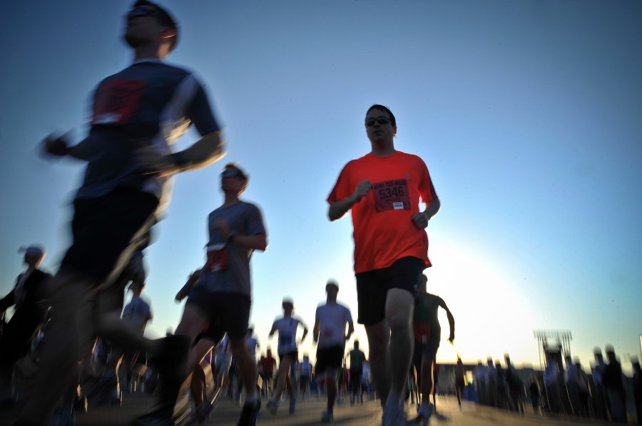 executando, corrida, esportes, maratona, maratona, muito, muitos, noite, saúde, esforço, executando, amarelo, silhueta, homem,