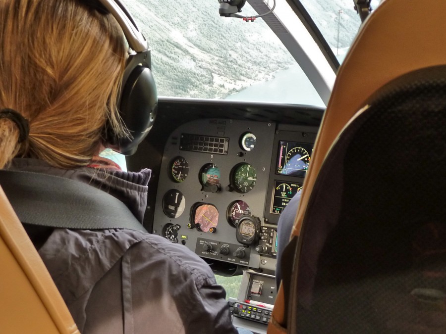 dois, pessoas, homem, mulher, helicóptero, mosca, transporte, instrumento, painel, instrumentos, navegação, navegar, relógio, loura, loiro,
