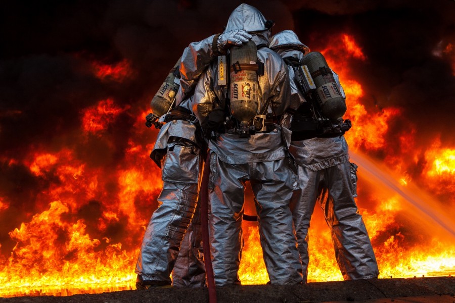 Bombeiro, salvamento, Inferno, Mangueira, Movimento, Segurança, Proteção, Socorrista, Segure, Capacete, À noite, Cor, Dinamite, Cabeça acessório, Calor - Temperatura, Horizontal, Iluminado, Lazer, Pessoas, Roupas de proteção, Areia, De em pé, pessoa irreconhecível, rega, arma, capacete de trabalho, três pessoas,