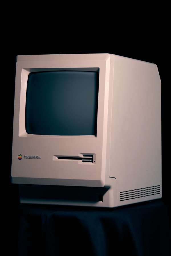 Computadora vintage, apple, computador, tecnologia, escritório, plano de fundo, área de trabalho, conceito, tela, monitor, branco, negócios, macintosh, design, mac, pro, trabalho, laptop, mesa, mesa, pc, internet, digital, criativo, espaço exibição, casa, moderno, área de trabalho, local de trabalho, antigo, comunicação, interior, teclado, maquete, retrô, café, em branco, informações, madeira, disquete, ninguém, objeto, madeira, cima, web, capa de chuva vintage