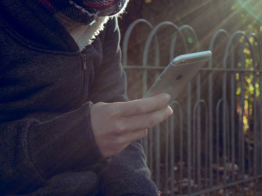 smartphone, homem, fora, sentado, assistindo, internet, app, tecnologia, chamada, adulto, pessoas, segure, mãos, tecnologia,