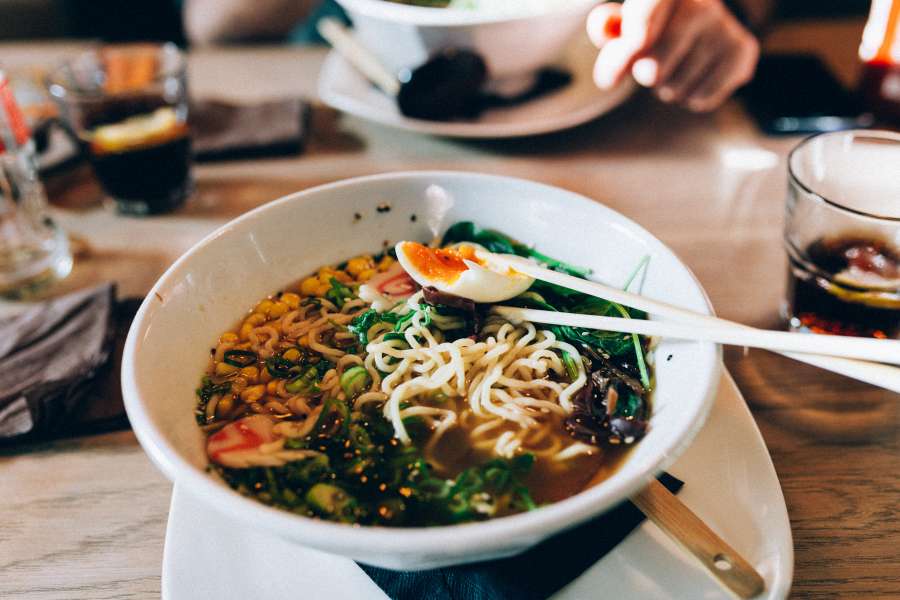 comida, sopa, cozinhar, asiático, japonês, ramen, refeição, culinária, macarrão, tigela, almoço, delicioso, chinês, tradicional, plano de fundo, prato, Japão, jantar, Ásia, quente, saudável, gourmet, ovo, carne, pauzinhos, porco, macarrão, cebola, saboroso, fresco, soja, branco, missô, vegetal, caldo, udon, molho, comer, restaurante, cozido, comer, vegetais, menu, cultura, isolado, verde, pauzinho, frango, ingrediente, picante