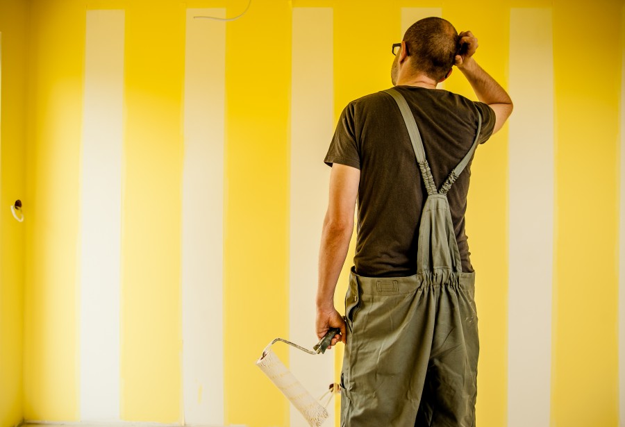 homem, adulto, pintor, pintar, pintar, interior, amarelos, rolo, atividade, decoração, pensar, dúvida, duvidoso, paredes,