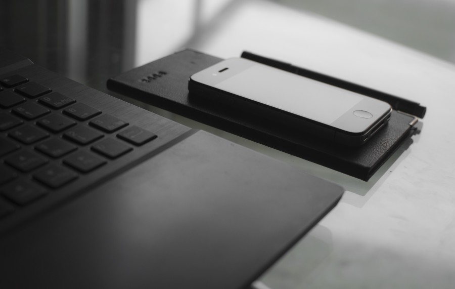 organizador, caderno, notas, escritório, escrivaninha, espaço de trabalho, local de trabalho, maçã, móvel, telefone, teclado, lápis, minimalista, mínimo, negócio, tecnologia, smartphone, preto, computador, caderno