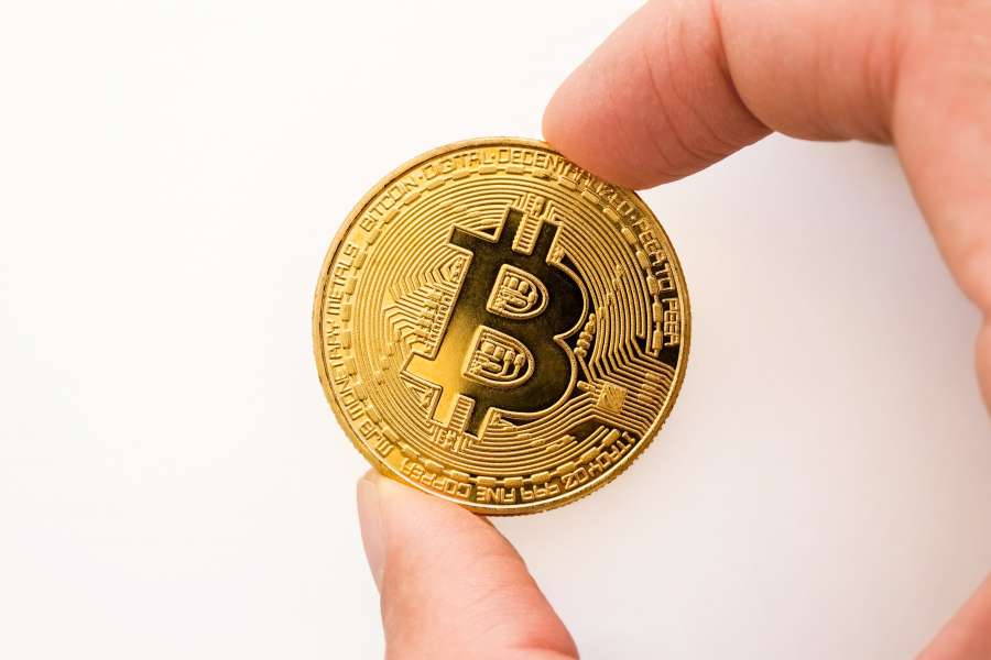 bitcoin, finanças, moeda, criptografia, dinheiro, negócios, moeda, digital, câmbio, conceito, tecnologia, criptomoeda, virtual, financeiro, mineração, blockchain, criptografia, eletrônico, mercado, bancário, comércio, plano de fundo, pagamento, investimento, web, internet, economia, ouro, bit, banco, pagamento, dinheiro, ilustração, símbolo, rede, vetor, global, btc, ícone, computador, dourado, internacional, cadeia de bloco, design, sinal, carteira, plana, criptomoeda, crescimento, transação