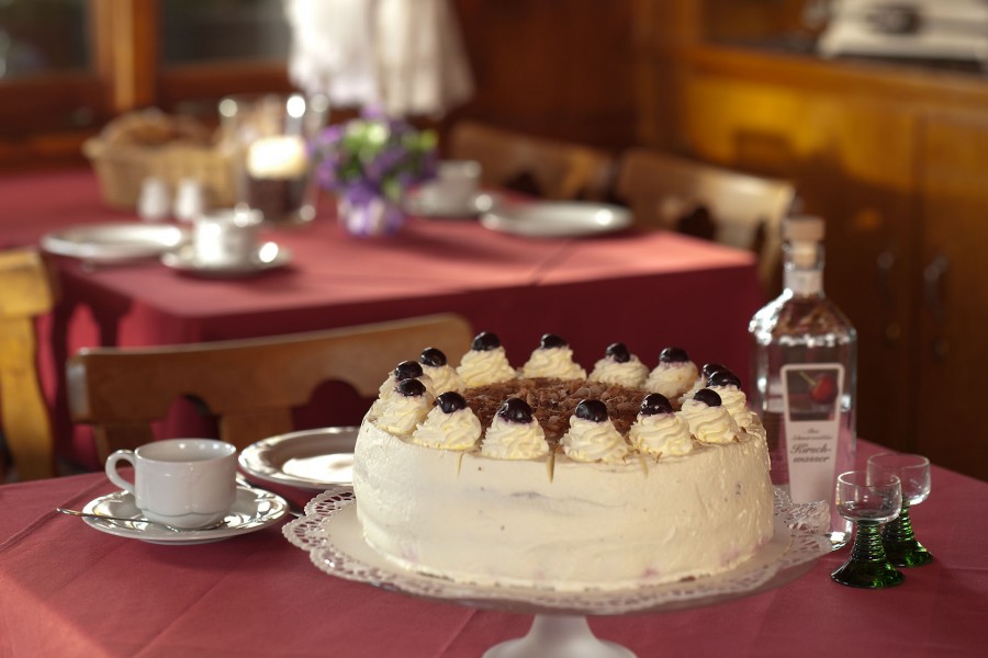 creme, doce, bolo, bolo, restaurante, apresentação, dessert, licor, garrafa, tabela, interior, barra, ninguém, refeições,
