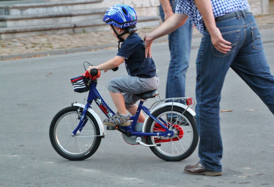 criança, pai, bicicleta, aprender, andar, infância, 5 anos, família, ensinar, apoio, primeiros passos, capacete, amor, cidade, ensino, educação,