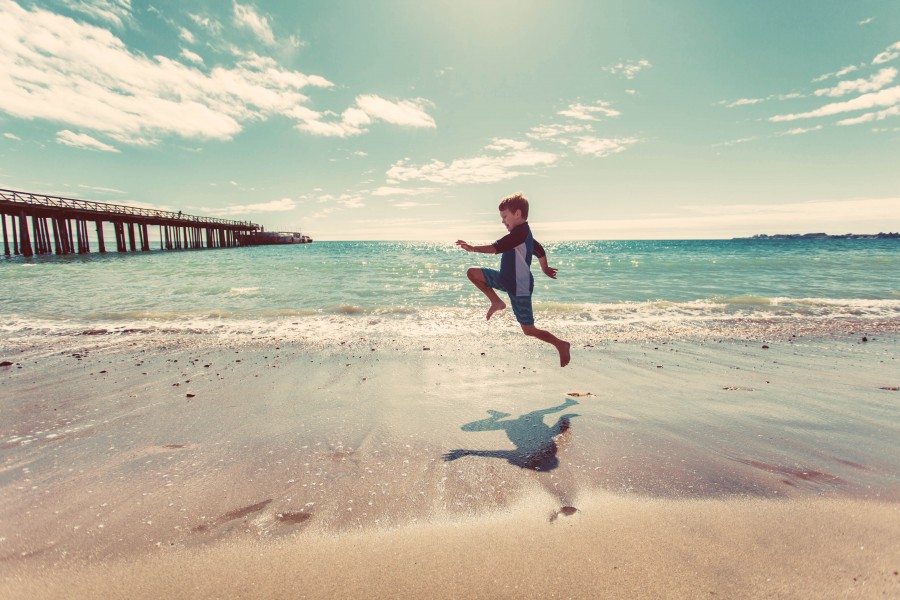 uma pessoa, pessoas, criança, brincando, jogar, praia, costa, salto, salto, alegria, infância, férias, 5 anos, saltar, sombra, felicidade,