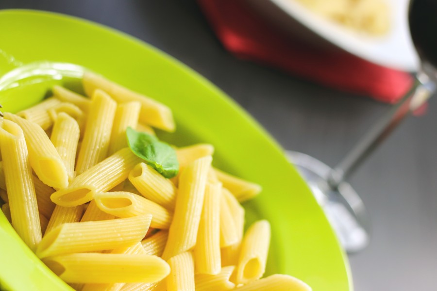 Tirabuzon, macarrão, refeições, semolina, cozinhar, cozinhar, mãos, massas, verde, prato,