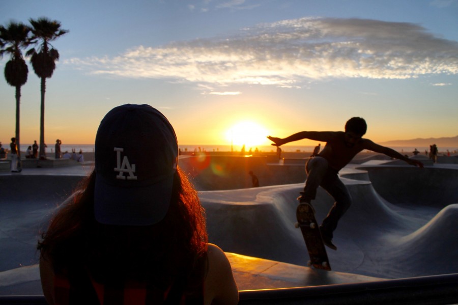 duas pessoas, pôr do sol, urbano, pista, skate, pôr do sol, esportes, salto, patinadora,
