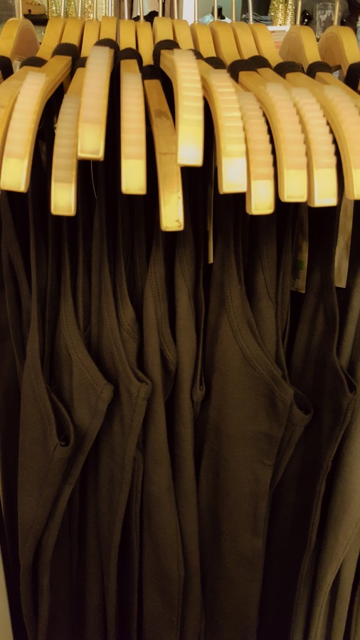 Vestuário, Pendurar, Fazer Compras, Comércio, Vestido, Colorido, Primeiro plano, Têxtil, Luz Solar, Pequenas Empresas, Variação, Escolha, Ninguém, Ao Ar Livre, Imagem a cores, Dia, For Sale - Inglês, Fotografia, Horizontal, Tenda do mercado, vestuário, moda, boutique, barra, cabides, escolha, cabide, fêmea, venda, vestido, vestuário, terno, vestuário, vestuário, calças, traje, vestuário, camisa, camisas, cores