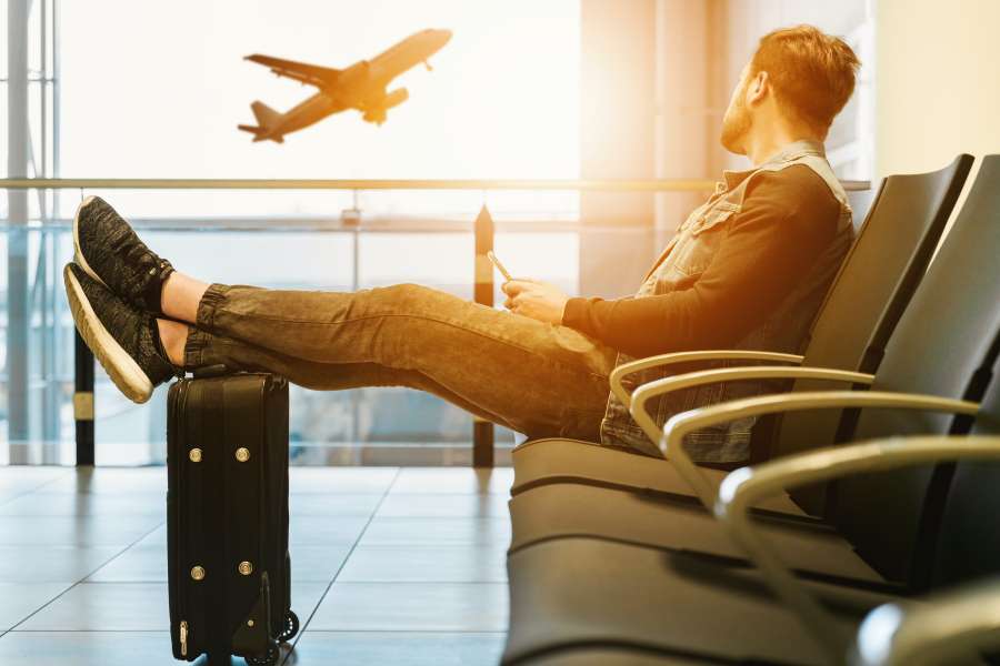 aeroporto, viagem, viajante, voo, homem, passageiro, empresário, espera, viagem, negócios, masculino, terminal, bagagem, pessoas, pessoa, salão, caucasiano, transporte, férias, estação, avião, um, turista, bagagem, partida jornada, sentado, avião, mala, adulto, telefone, jovem, internacional, transporte, móvel, atraso, terno, tecnologia, bonito, janela, voando, comunicação, bolsa, cansado, moderno, edifício, em pé, turismo, homens, espere
