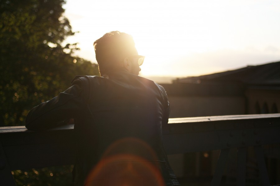uma pessoa, pessoas, homem, jovem, pôr do sol, lente, lentes, óculos de sol, moda, urbana,