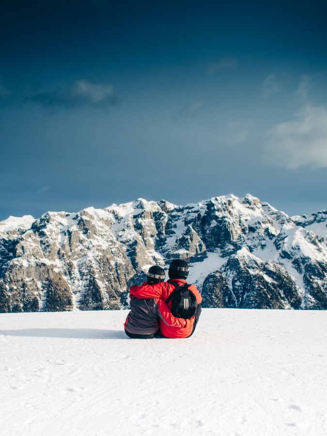 esqui, snowboard, casal, amor, romance, abraço, neve, montanha, picos, céu, ao ar livre, natureza, paisagem, férias, viagem, aventura, frio, neve, paisagem,