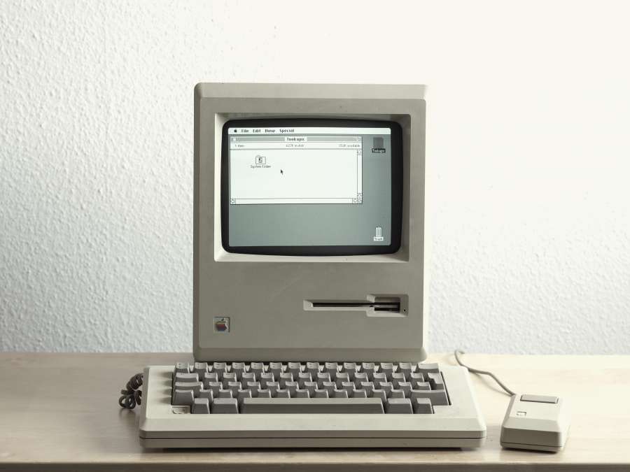 Computadora vintage, apple, computador, tecnologia, escritório, plano de fundo, área de trabalho, conceito, tela, monitor, branco, negócios, macintosh, design, mac, pro, trabalho, laptop, mesa, mesa, pc, internet, digital, criativo, espaço exibição, casa, moderno, área de trabalho, local de trabalho, antigo, comunicação, interior, teclado, maquete, retrô, café, em branco, informações, madeira, disquete, ninguém, objeto, madeira, cima, web, capa de chuva vintage